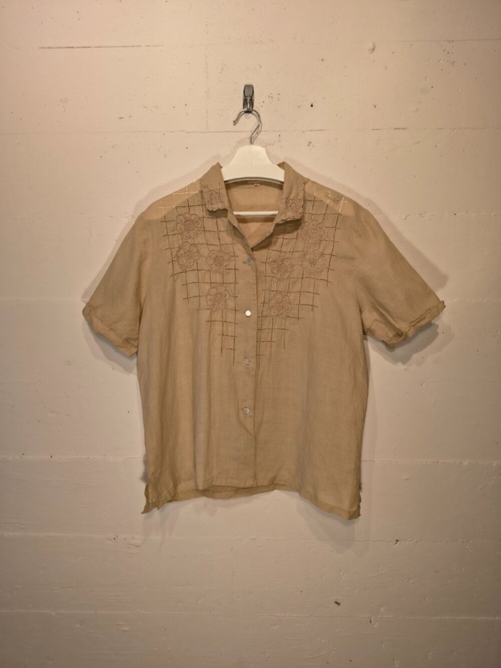 Vintage Women’s 100% Linen Hand Embroidered Beige Shirt Blouse Size 44